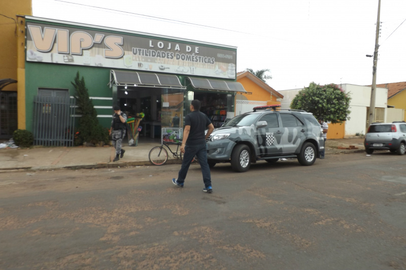 Polícia está a caça de ladrões que assaltaram agora há pouco uma loja