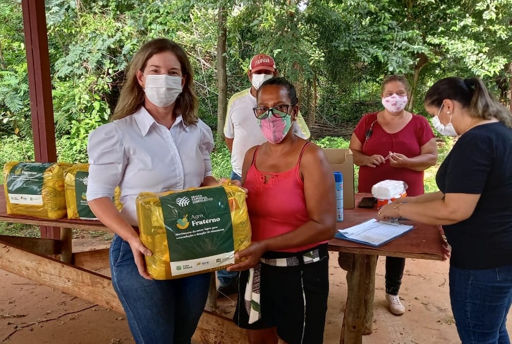 Parceria da SMAS com SENAR e CNA doam 87 cestas básicas para moradores do Distrito de Arapuá e Assentamento 20 de Março