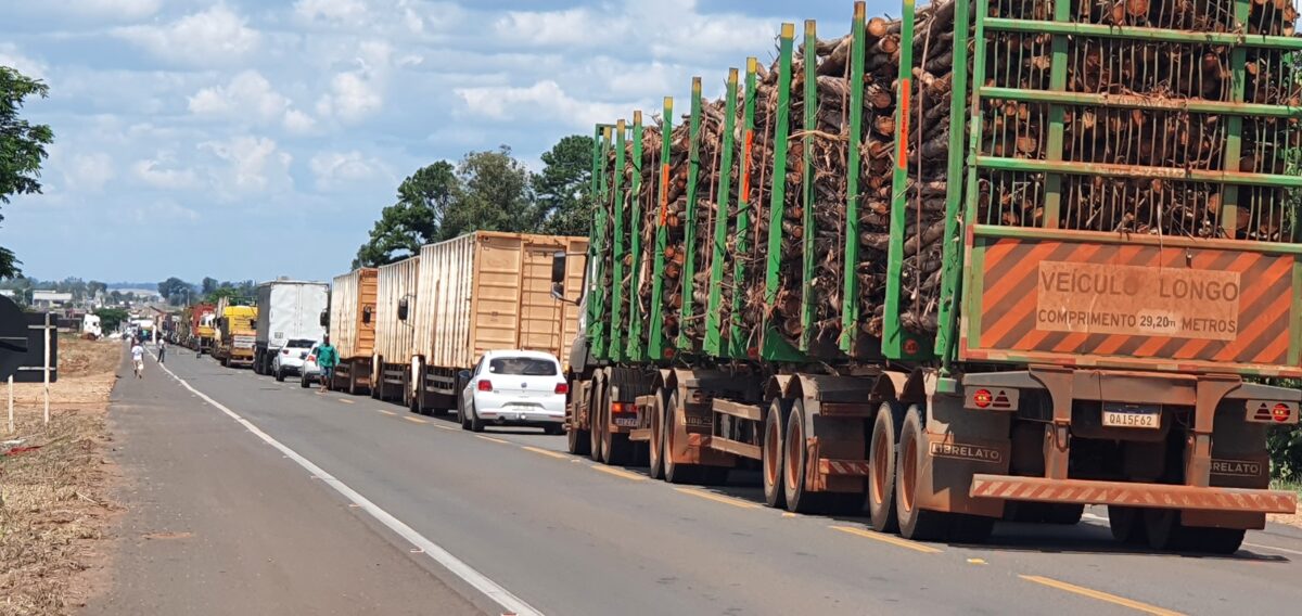 Carreta com carga de celulose tomba na BR 158, próximo ao Shopping Três Lagoas