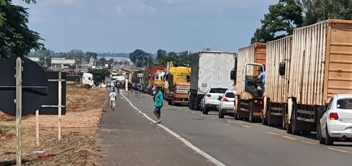 Carreta com carga de celulose tomba na BR 158, próximo ao Shopping Três Lagoas