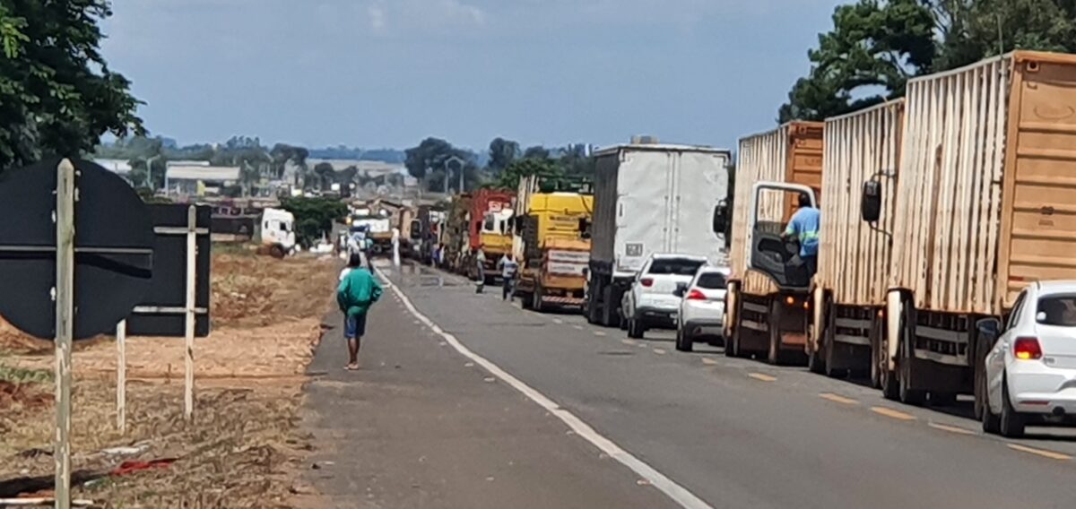 Carreta com carga de celulose tomba na BR 158, próximo ao Shopping Três Lagoas