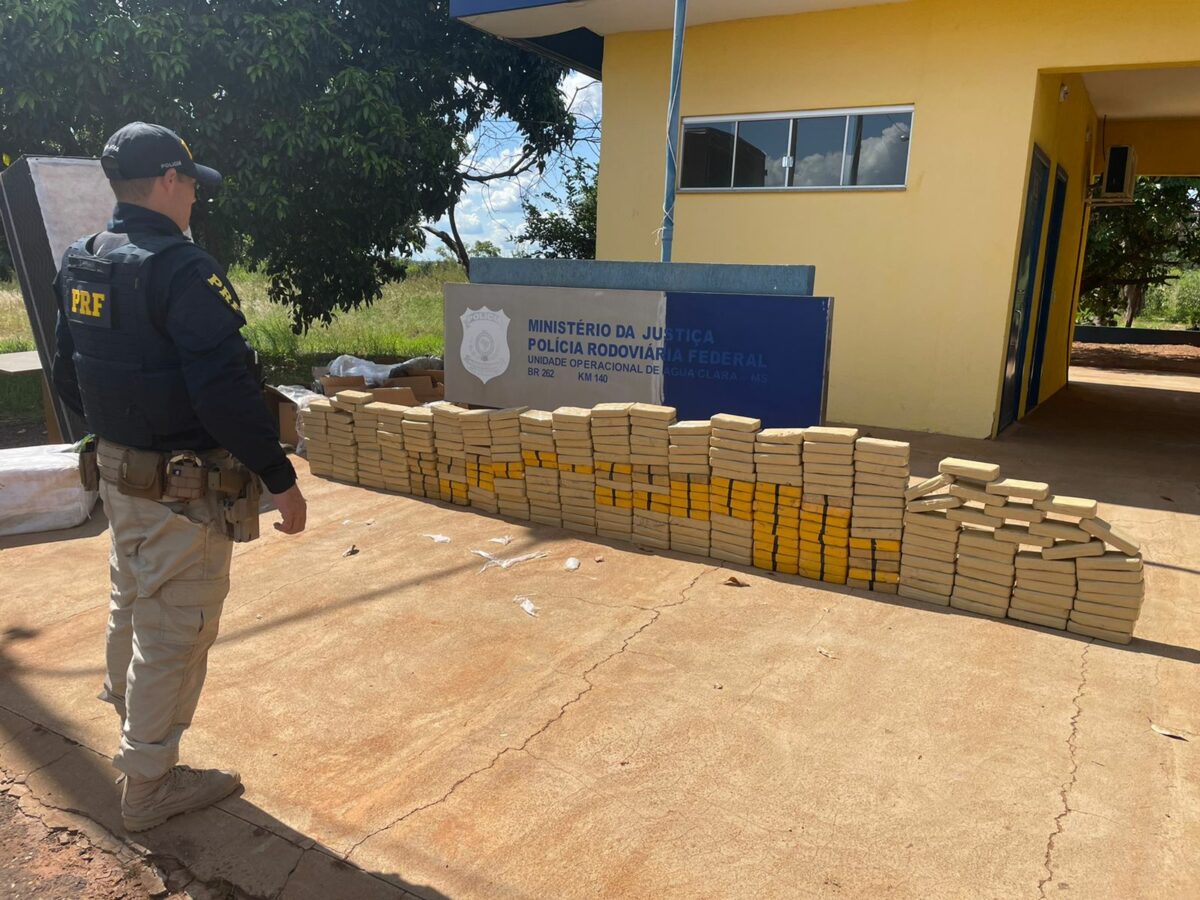 PRF apreende em Água Clara, 267,1 Kg de cocaína e diversos fardos de produtos contrabandeados