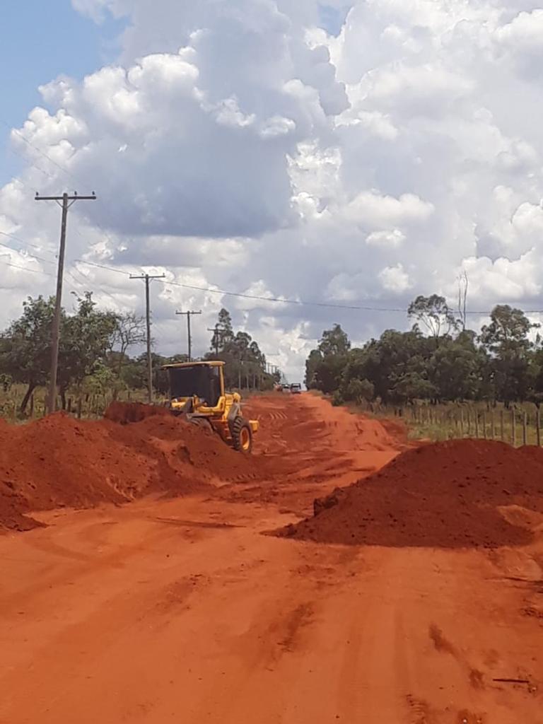 Brasilândia realiza recuperação de estradas vicinais do Assentamento Mutum