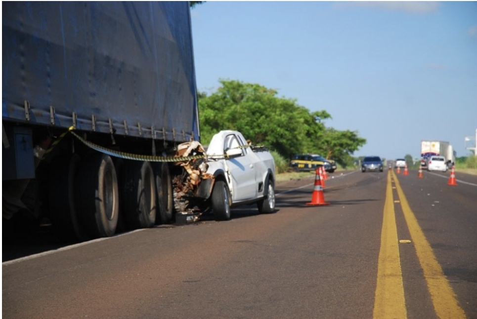 Motorista morre após colisão com carreta na BR-267 em Bataguassu