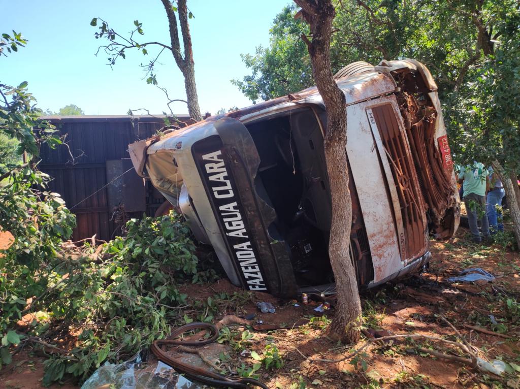 Motorista perde controle da direção, tomba carreta e morre na MS-377