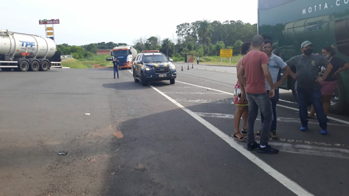 Motorista destrói frente de Cross Fox ao fechar ônibus em frente ao posto Brasil Petro