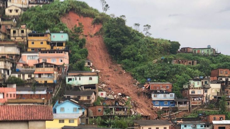 Aumenta para 66 número de mortos por causa da chuva em Petrópolis