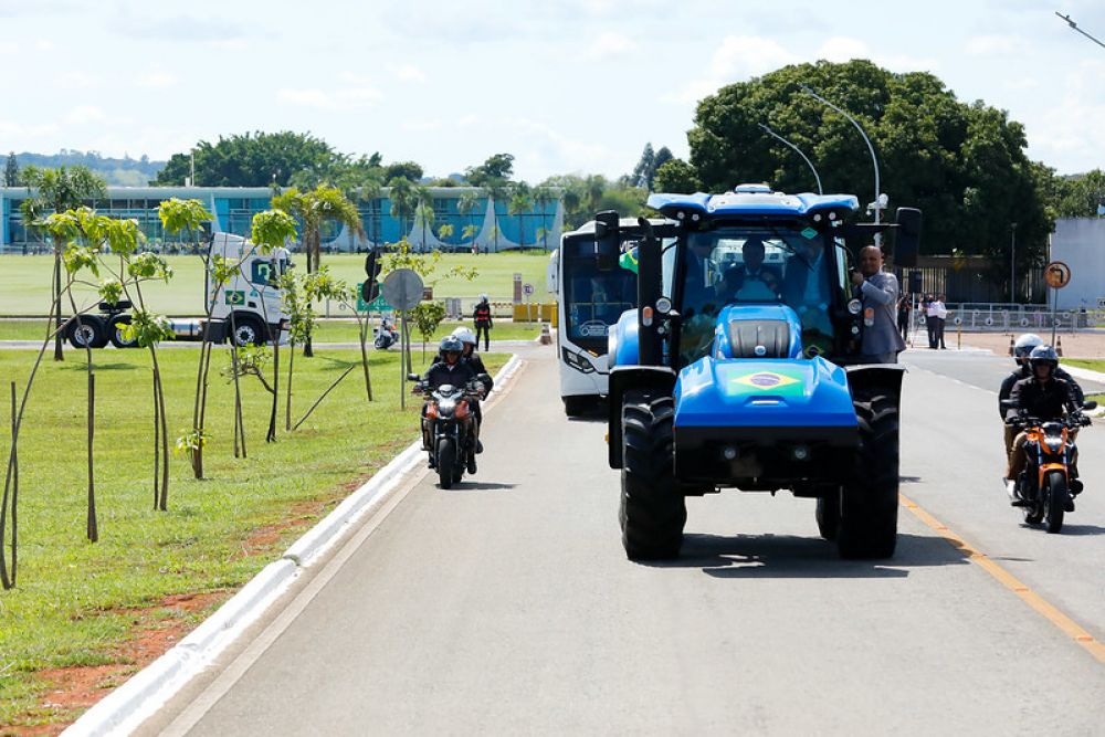 Bolsonaro dirige trator movido a biometano