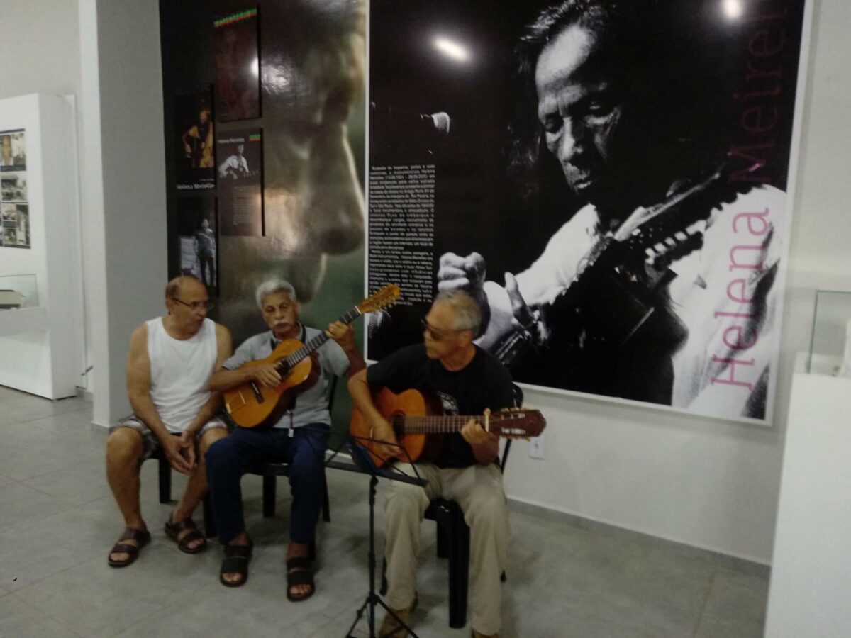 Familiares da violeira Helena Meirelles visitam Museu Municipal em Bataguassu