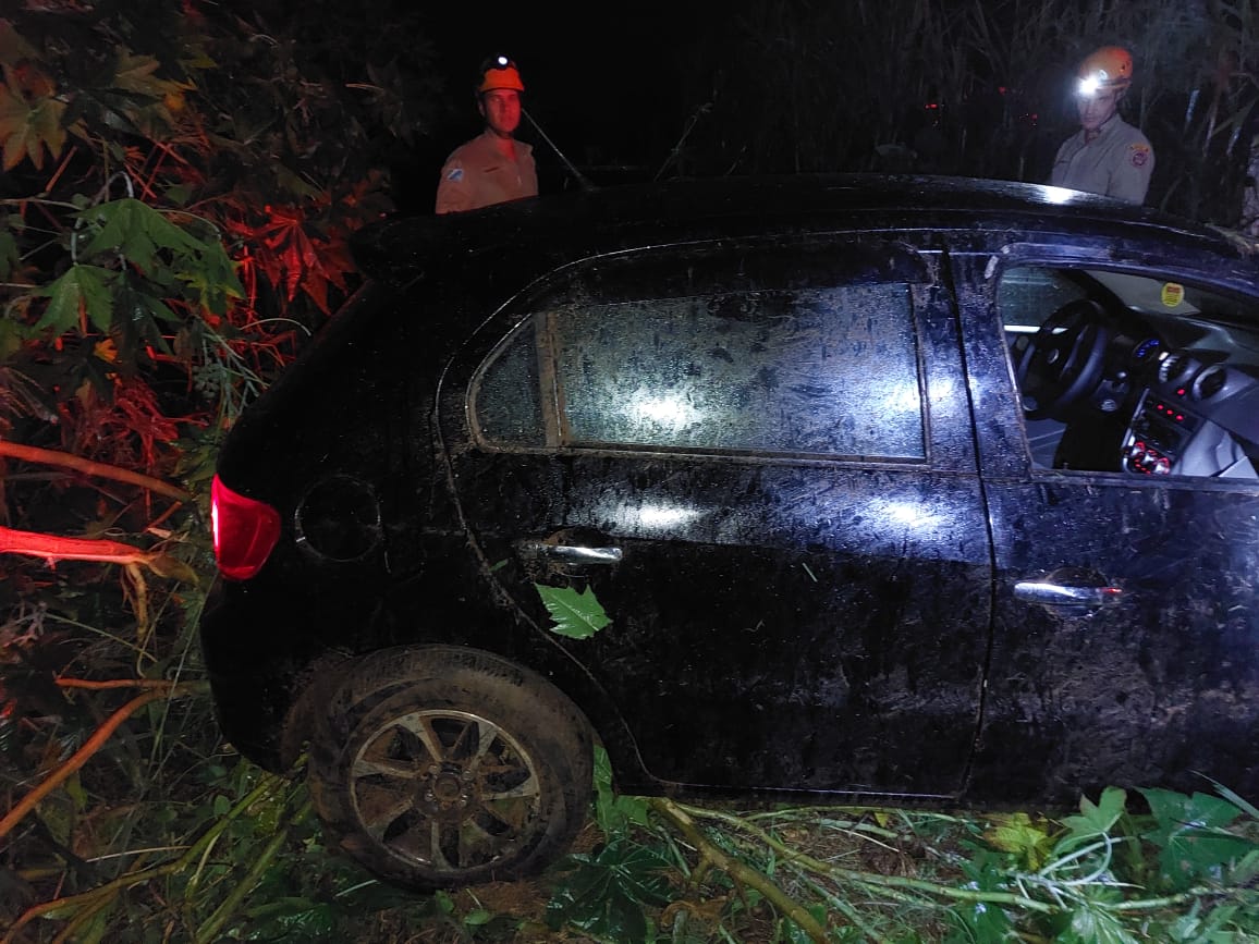 Em Três Lagoas, condutor com veículo roubado capota e ao ser socorrido sai em fuga armado com faca