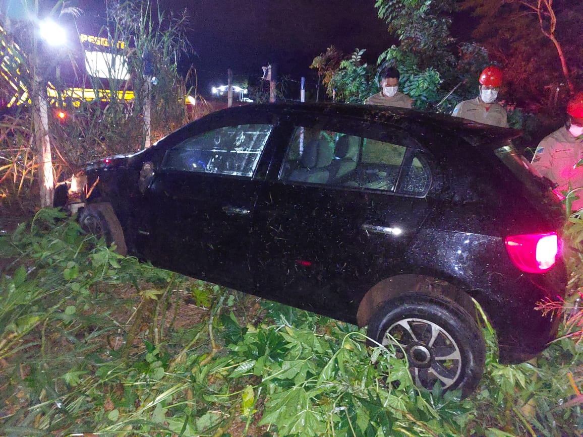 Em Três Lagoas, condutor com veículo roubado capota e ao ser socorrido sai em fuga armado com faca