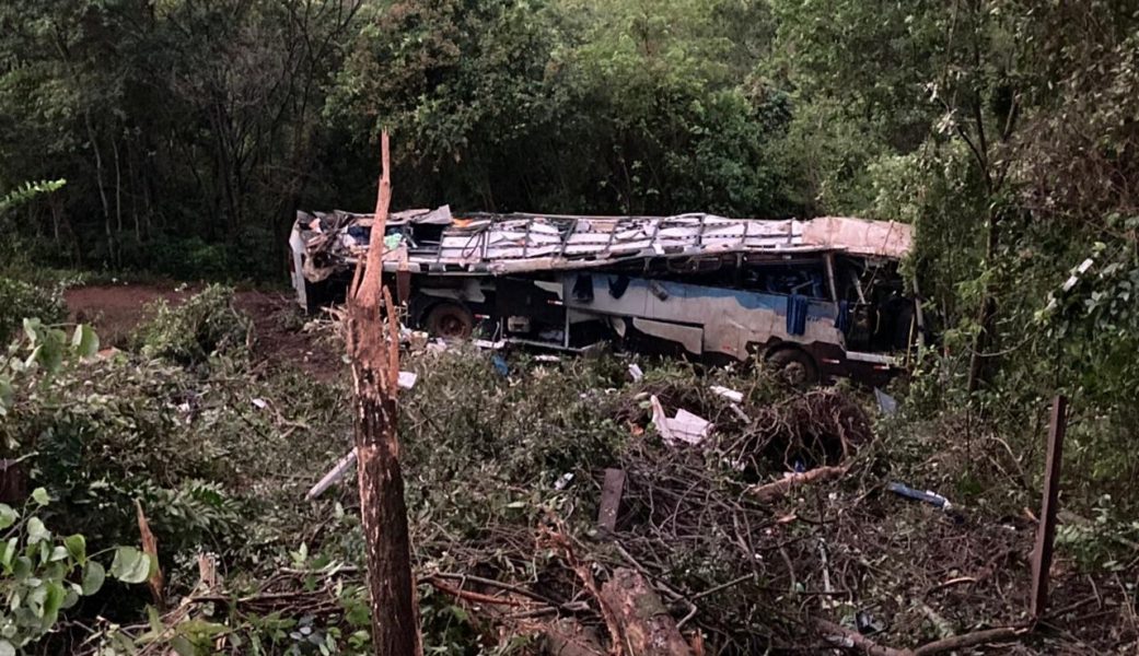 Motorista do ônibus que caiu na ribanceira era de Três Lagoas