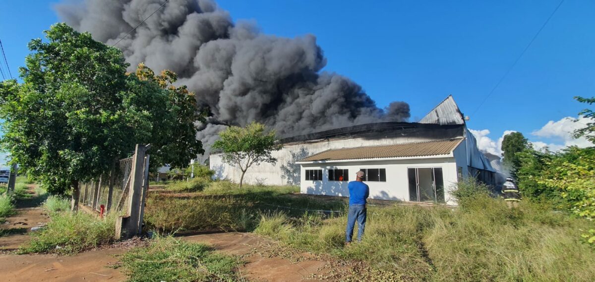 VÍDEO: depósito de tecidos pega fogo no Distrito Industrial, em Três Lagoas