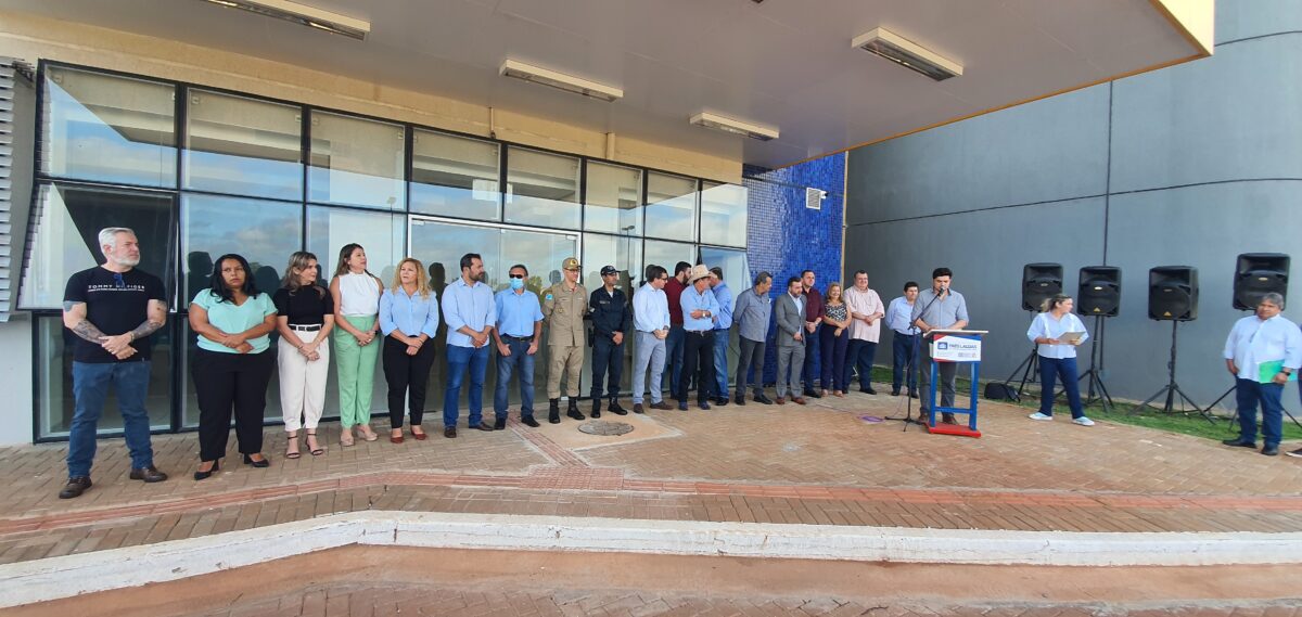 Chaves do Hospital Regional são entregues ao diretor do Instituto Acqua