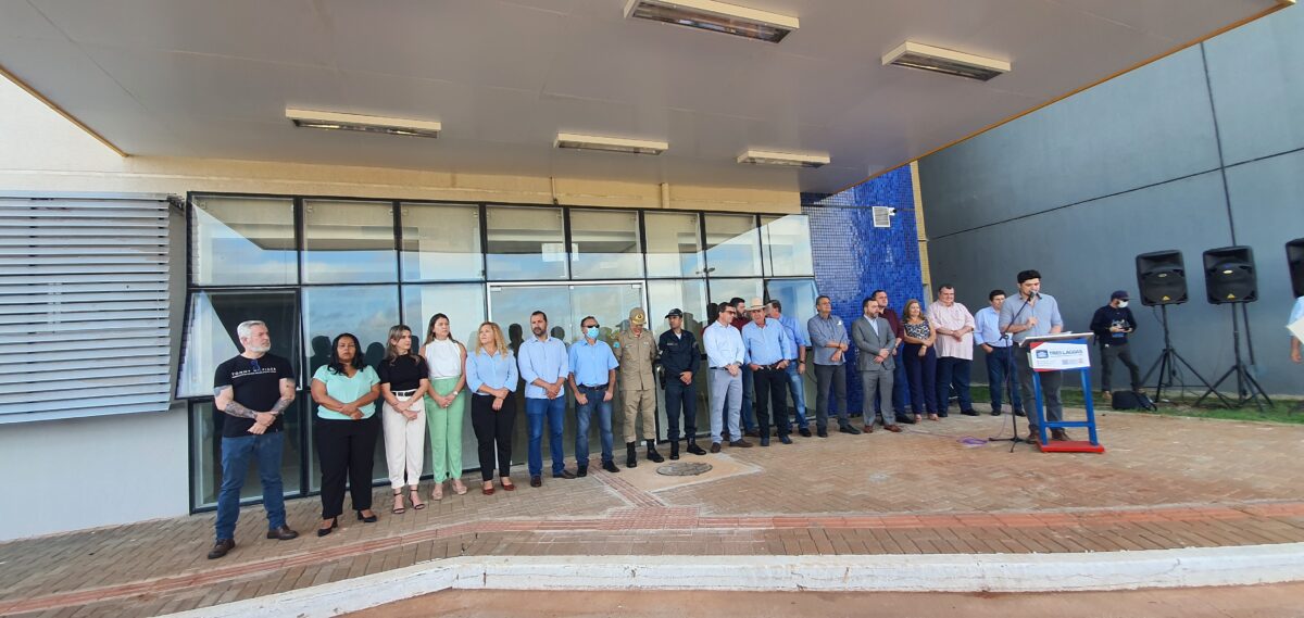 Chaves do Hospital Regional são entregues ao diretor do Instituto Acqua