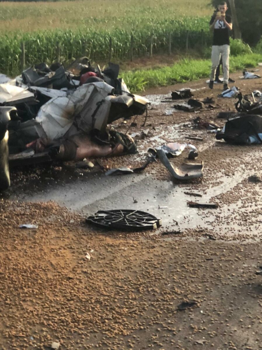 Colisão envolvendo bitrem e caminhão deixa um motorista morto na BR-376