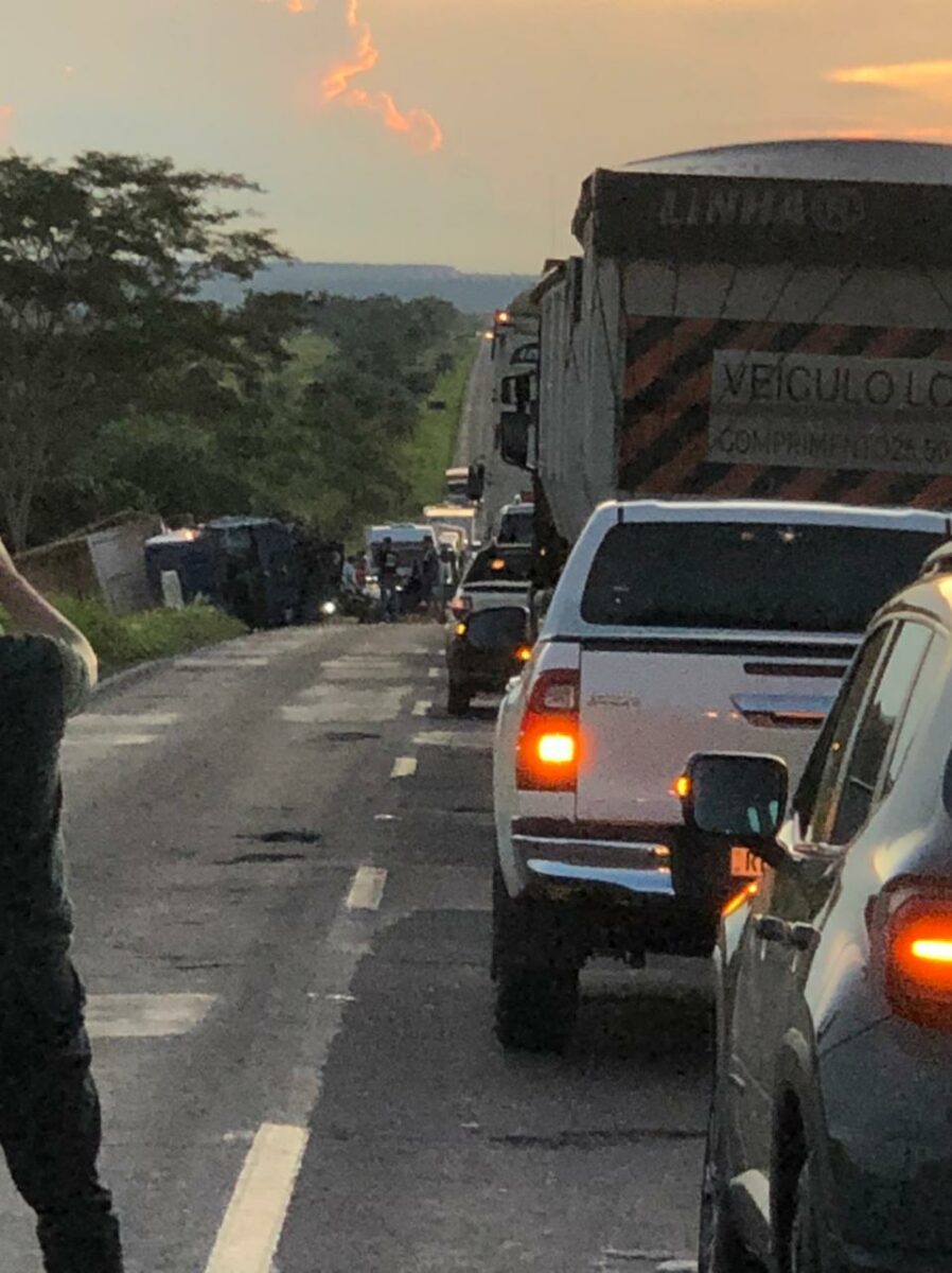 Colisão envolvendo bitrem e caminhão deixa um motorista morto na BR-376