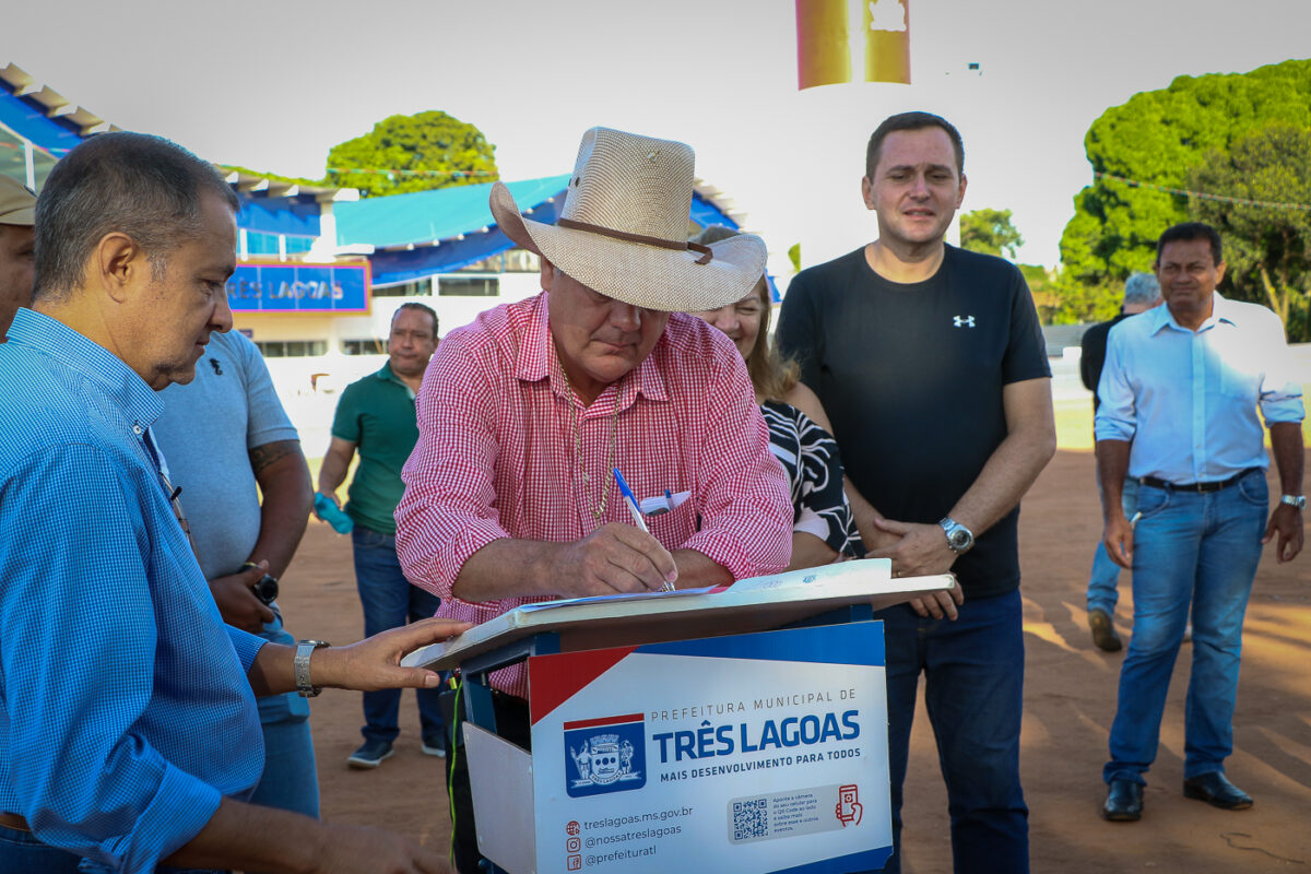 Prefeito autoriza início das obras do estacionamento e pavimentação e drenagem no entorno da Feira Central