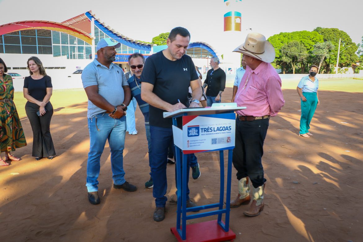 Prefeito autoriza início das obras do estacionamento e pavimentação e drenagem no entorno da Feira Central