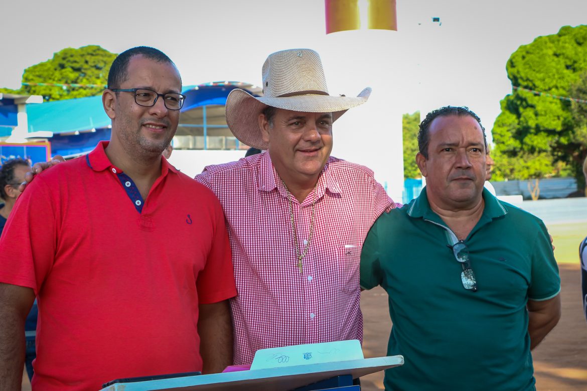 Prefeito autoriza início das obras do estacionamento e pavimentação e drenagem no entorno da Feira Central