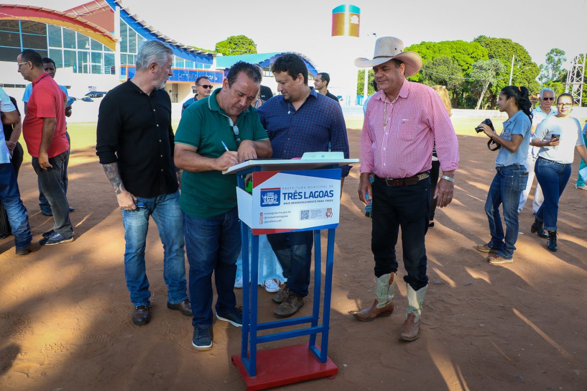 Prefeito autoriza início das obras do estacionamento e pavimentação e drenagem no entorno da Feira Central