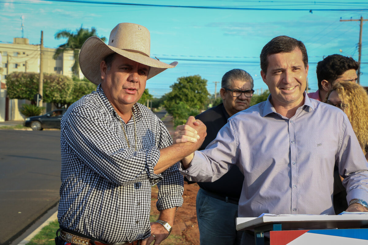 Prefeito autoriza início das obras do estacionamento e pavimentação e drenagem no entorno da Feira Central