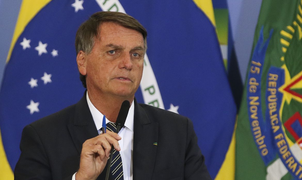 Bolsonaro diz que vai desonerar folha do setor de saúde