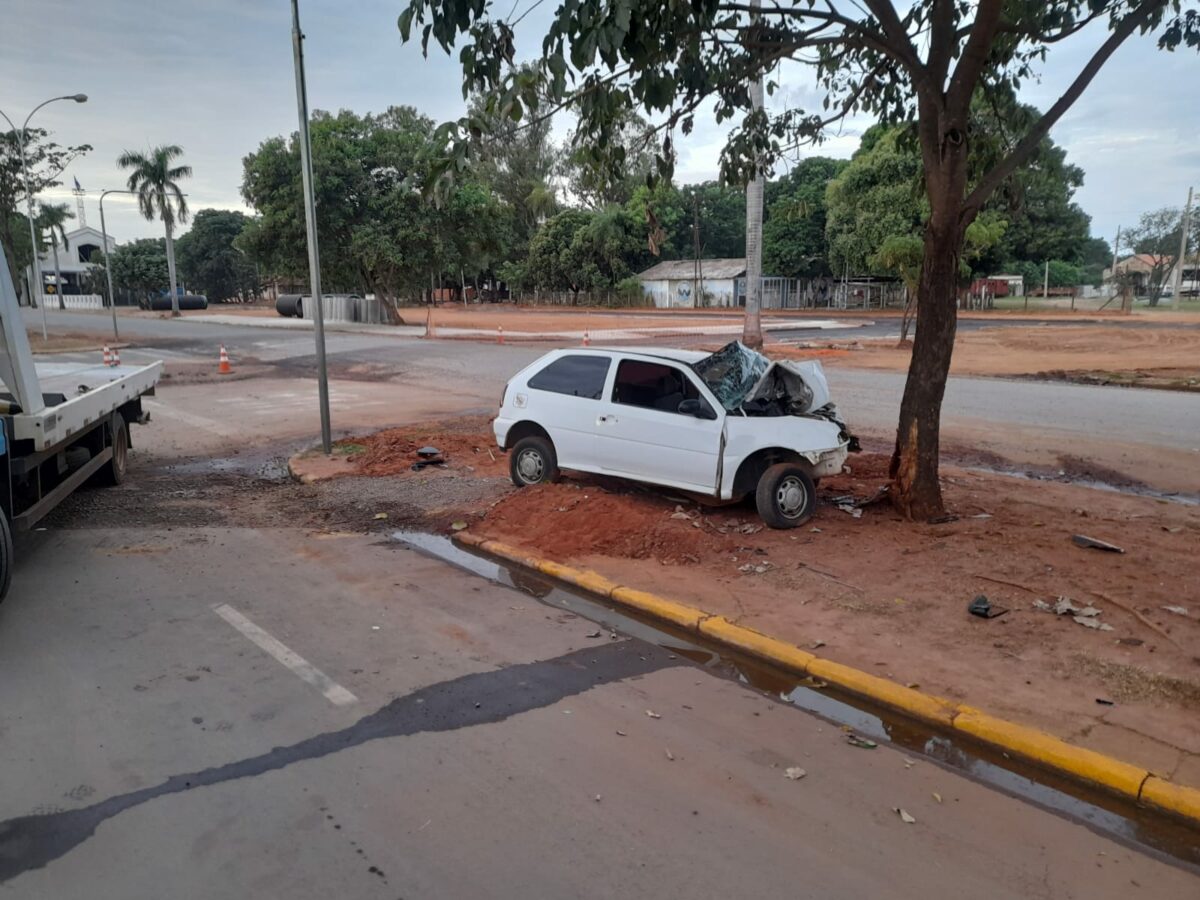 Embriagado, condutor de Gol perde controle e destrói frente do veículo ao colidir em árvore em Três Lagoas