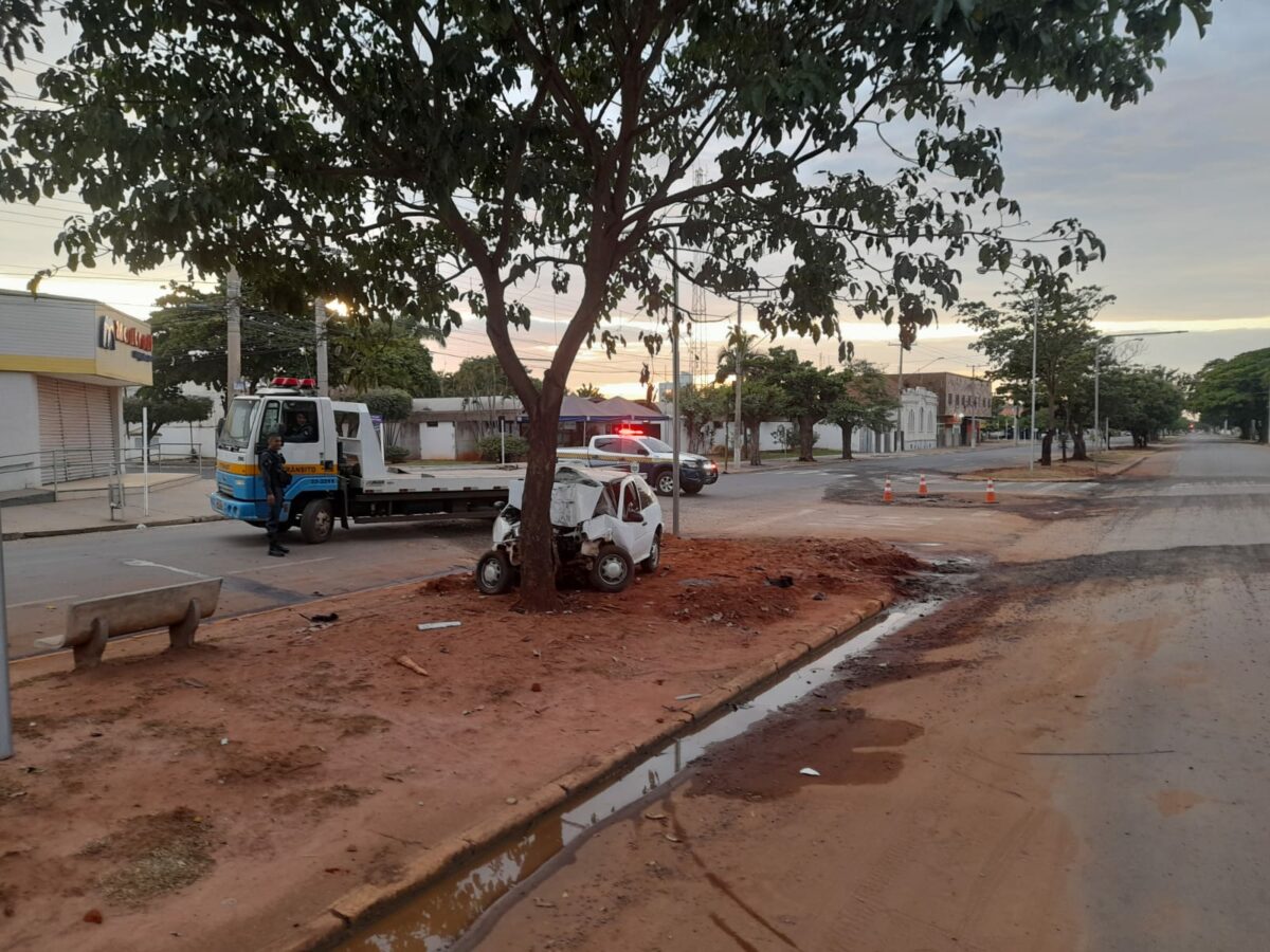 Embriagado, condutor de Gol perde controle e destrói frente do veículo ao colidir em árvore em Três Lagoas