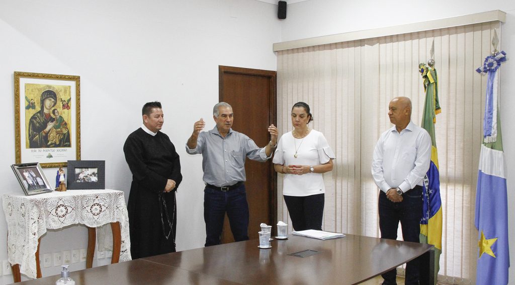 Governadoria recebe imagem de Nossa Senhora do Perpétuo Socorro, padroeira de MS