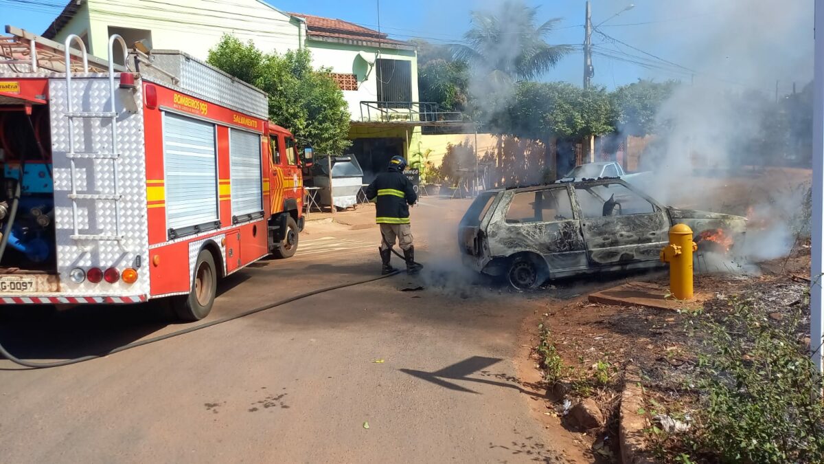 Carro é destruído por fogo em Três Lagoas