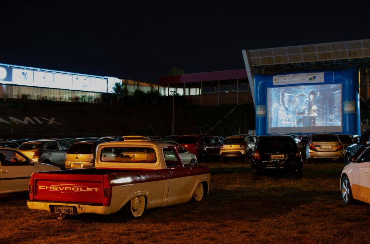 Com filmes nacionais e internacionais, 1255 pessoas prestigiaram cinema drive-in Cine Autorama em TL