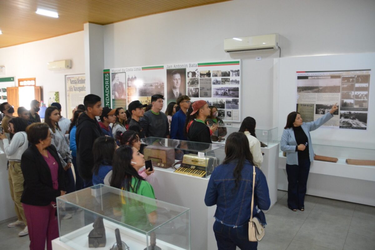 Museu Helena Meirelles recebe visita de estudantes de Anaurilândia em Bataguassu (MS)