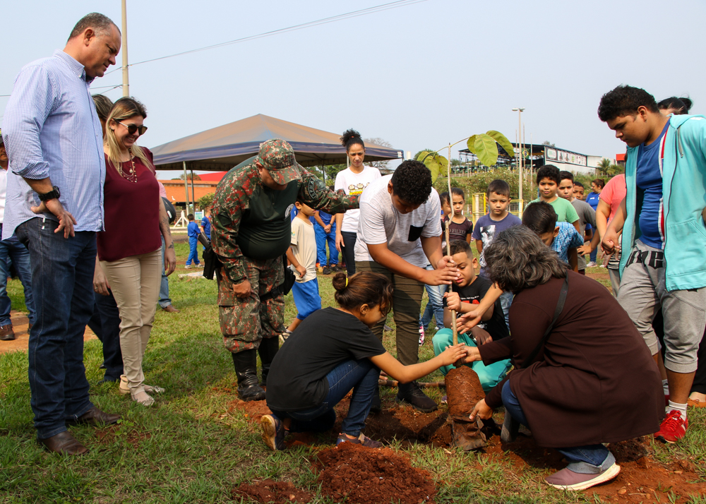 Meio Ambiente celebra Dia da Árvore com plantio de mudas e entrega de certificados para podadores