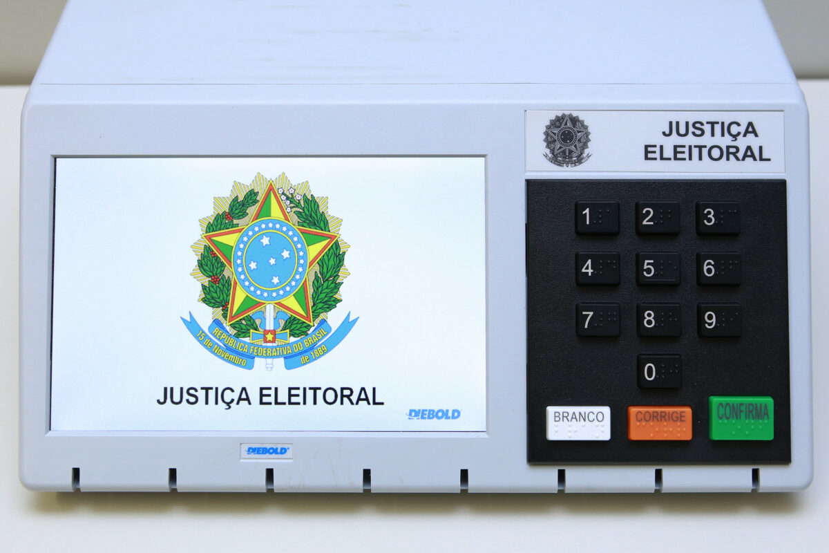 Justiça Eleitoral inicia carga e lacração das urnas em São Paulo