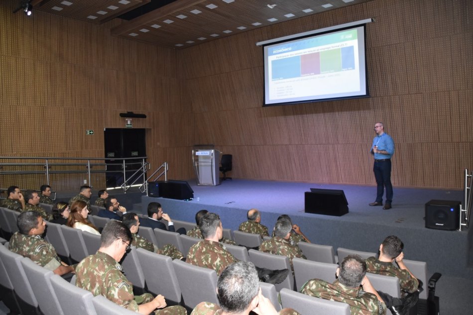 Fiems apresenta panorama econômico do Estado a militares do Exército