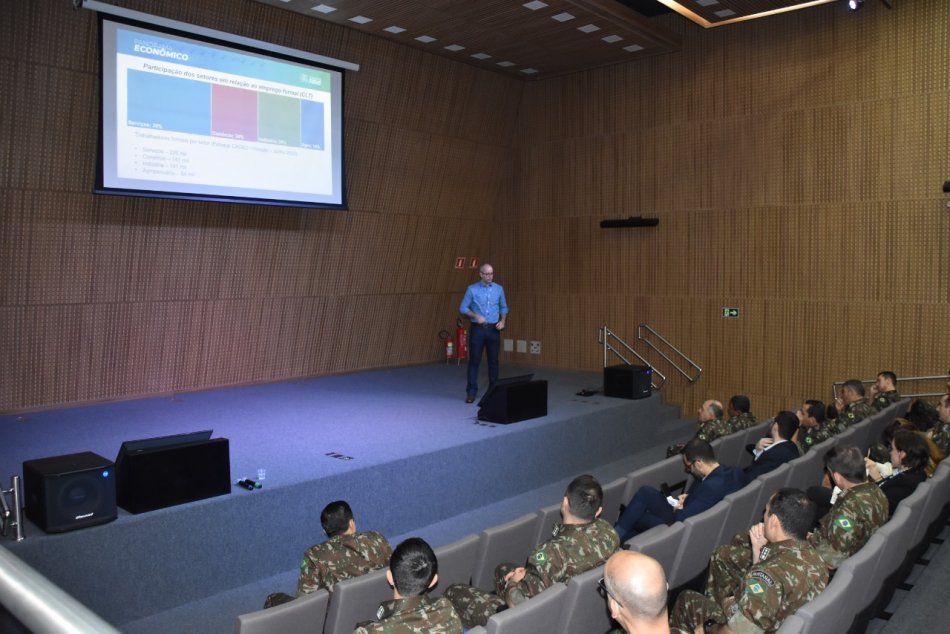 Fiems apresenta panorama econômico do Estado a militares do Exército