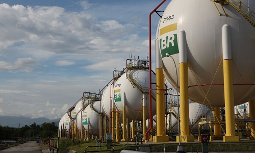 Ministro de Minas e Energia diz que Petrobrás venderá refinarias