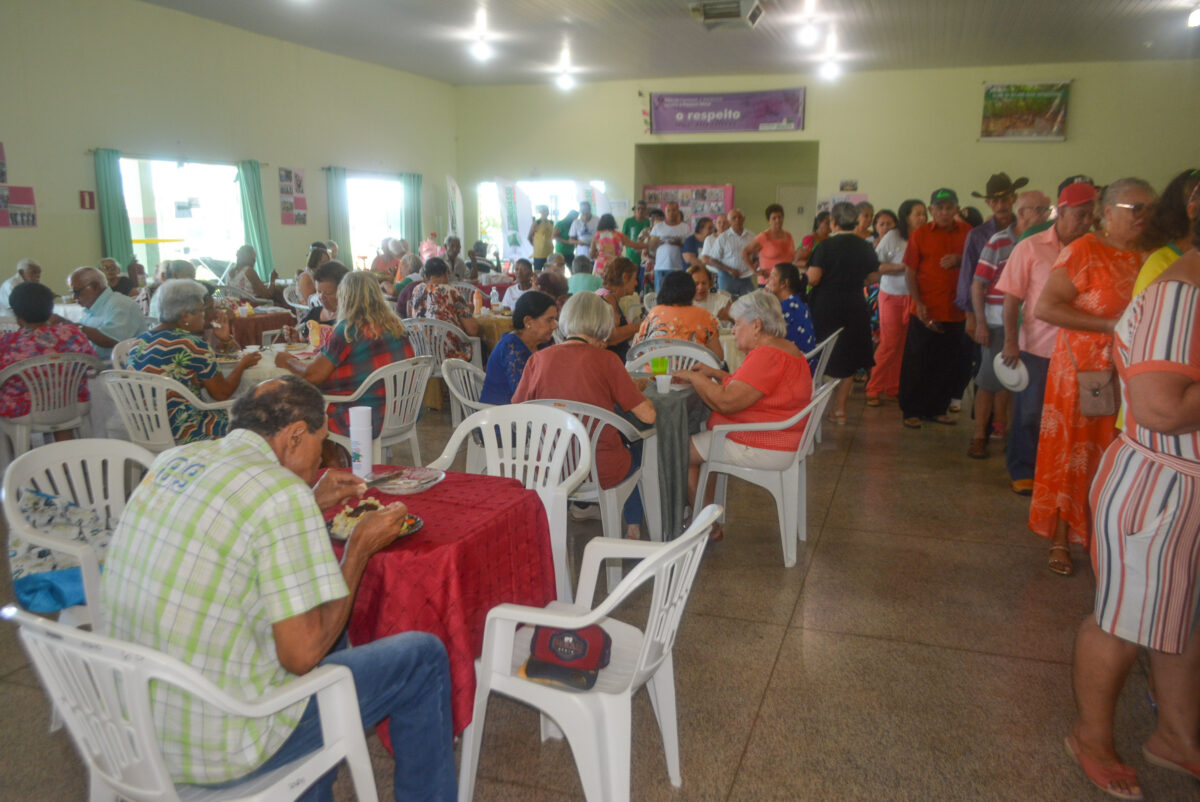 Idosos do SCFV da Melhor Idade de Bataguassu participam de almoço em comemoração ao mês do idoso