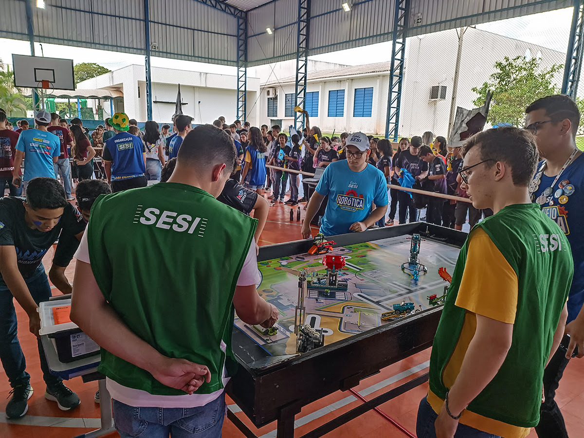 Equipes Mapogos e Super Seven vencem Torneio Interclasse de Robótica da Escola Sesi de Naviraí