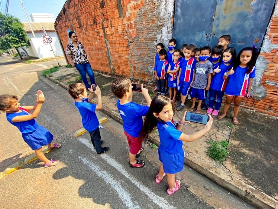 Alunos do 6º ano da E.M. Odeir Antônio da Silva participam de oficina de fotografia e já estão dando um show no registro de imagens