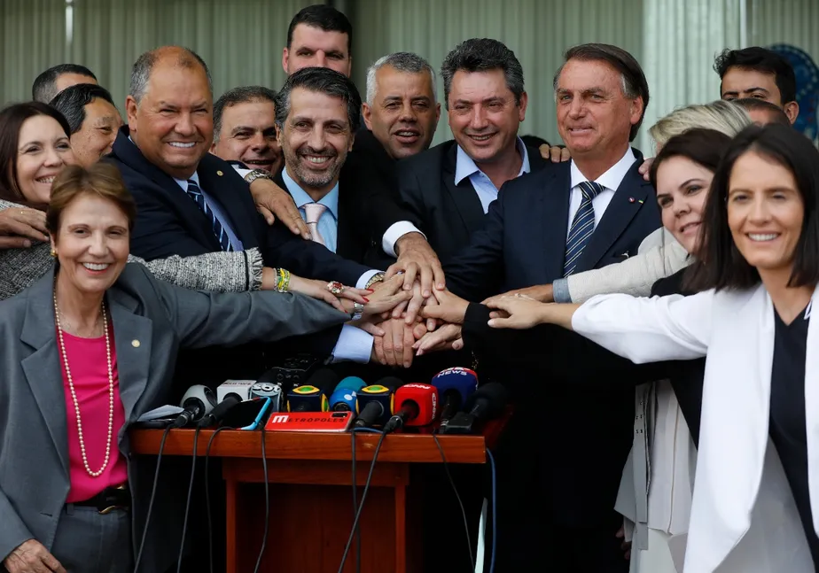 Bolsonaro recebe apoio de deputados reeleitos no Palácio da Alvorada