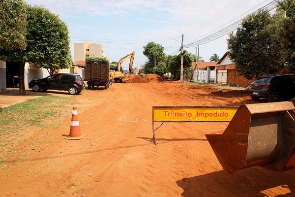 CIDADE EM OBRAS: Obras de pavimentação e Drenagem no bairro Quinta da Lagoa está 67% concluída e continua avançando