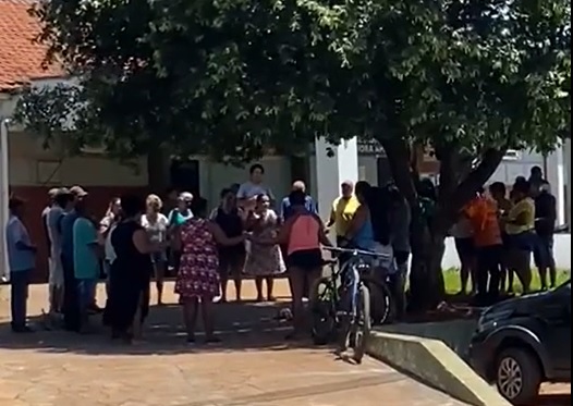 Amigos e familiares fazem roda de oração em favor de pescador que desapareceu no Rio Verde
