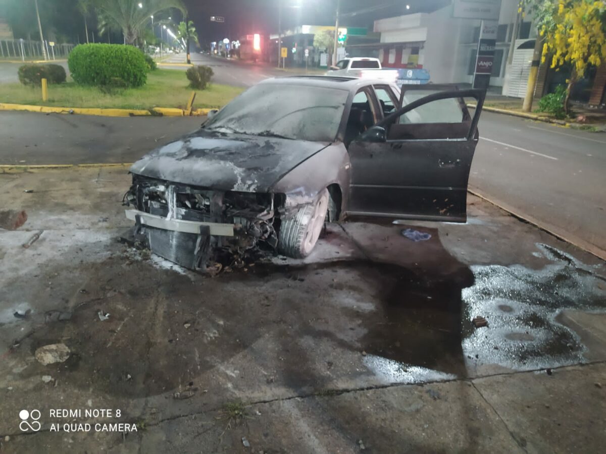 Em Três Lagoas, motorista abandona Audi após colidir com canteiro central na Olinto Mancini