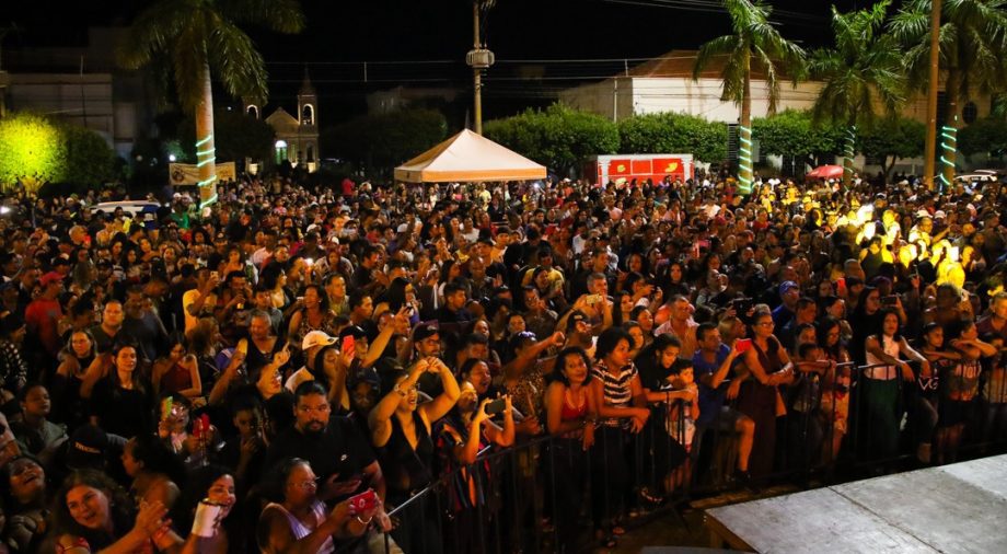 Luzes, Papai Noel e muita alegria marcam o lançamento das festividades de Natal em TL