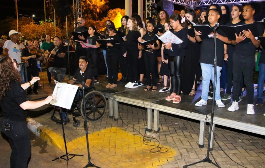 Luzes, Papai Noel e muita alegria marcam o lançamento das festividades de Natal em TL