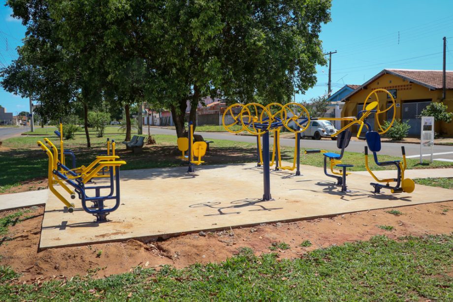 Moradores do bairro Vila Haro e Jardim das Oliveiras ganham academia ao ar livre