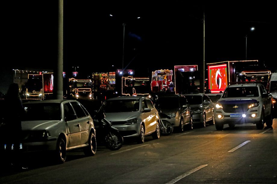 Caminhões iluminados da Caravana Coca-Cola passaram por TL e abriram festividades de final de ano