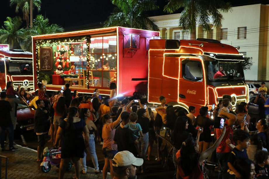 Caminhões iluminados da Caravana Coca-Cola passaram por TL e abriram festividades de final de ano